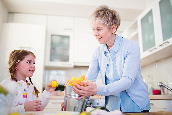 포토 JPG 백인 여자 할머니 손녀 실내 통 미소 상반신 성인 두명 옆모습 마주보기 주방 앞치마 유치원생 잡기 60대 부활절계란 국내포토 서양인 노년 어린이 뷰포인트 모션 부활절 표정 사람 내부 계란 손주 파일형식