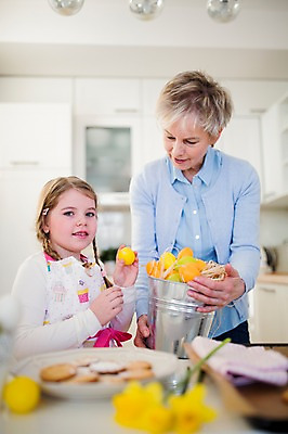 포토 JPG 백인 여자 할머니 손녀 실내 통 상반신 성인 두명 앞모습 주방 앞치마 유치원생 잡기 60대 부활절계란 국내포토 서양인 노년 어린이 뷰포인트 모션 부활절 사람 내부 계란 손주 파일형식