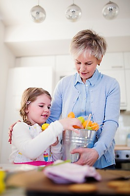 포토 JPG 백인 여자 할머니 손녀 실내 통 들기 상반신 성인 두명 앞모습 옆모습 주방 앞치마 유치원생 잡기 60대 부활절계란 국내포토 서양인 노년 어린이 뷰포인트 모션 부활절 사람 내부 계란 손주 파일형식