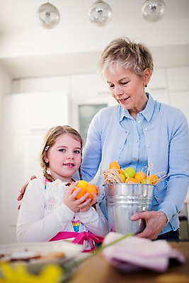 포토 JPG 백인 여자 할머니 손녀 실내 통 들기 상반신 성인 두명 앞모습 주방 앞치마 유치원생 60대 부활절계란 국내포토 서양인 노년 어린이 뷰포인트 모션 부활절 사람 내부 계란 손주 파일형식
