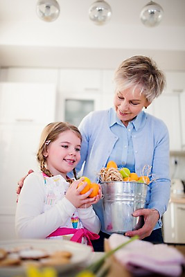 포토 JPG 백인 여자 할머니 손녀 실내 통 미소 들기 상반신 성인 두명 앞모습 주방 앞치마 유치원생 60대 부활절계란 국내포토 서양인 노년 어린이 뷰포인트 모션 부활절 표정 사람 내부 계란 손주 파일형식