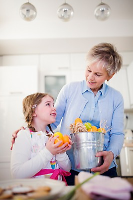 포토 JPG 백인 여자 할머니 손녀 실내 통 미소 들기 상반신 성인 두명 앞모습 마주보기 주방 앞치마 유치원생 60대 부활절계란 국내포토 서양인 노년 어린이 뷰포인트 모션 부활절 표정 사람 내부 계란 손주 파일형식