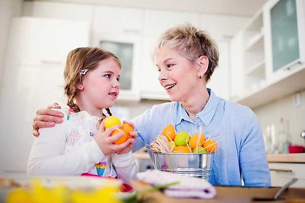 포토 JPG 백인 여자 할머니 손녀 실내 통 미소 들기 상반신 성인 두명 앞모습 마주보기 주방 앞치마 유치원생 60대 부활절계란 국내포토 서양인 노년 어린이 뷰포인트 모션 부활절 표정 사람 내부 계란 손주 파일형식