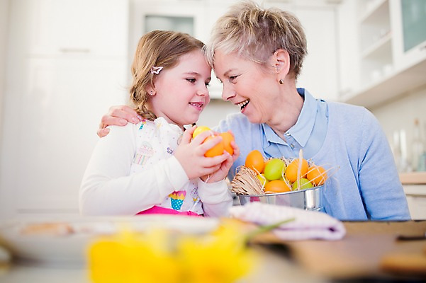 포토 JPG 백인 여자 할머니 손녀 실내 통 미소 들기 상반신 성인 두명 앞모습 마주보기 주방 앞치마 유치원생 60대 부활절계란 이마맞대기 국내포토 서양인 노년 어린이 뷰포인트 모션 부활절 표정 사람 내부 계란 손주 얼굴맞대기 파일형식