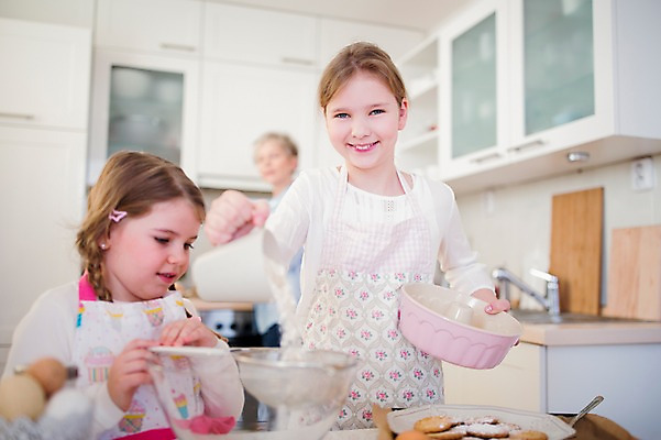 포토 JPG 백인 여자 초등학생 어린이 가족 부활절 실내 요리 미소 상반신 앞모습 세명 주방 앞치마 유치원생 자매 여동생 요리중 언니 국내포토 서양인 학생 기념일 뷰포인트 관계 모션 표정 사람 내부 동생 파일형식
