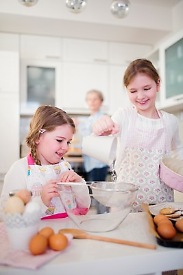 포토 JPG 백인 여자 초등학생 어린이 가족 부활절 실내 요리 미소 상반신 앞모습 세명 주방 앞치마 유치원생 자매 여동생 요리중 언니 국내포토 서양인 학생 기념일 뷰포인트 관계 모션 표정 사람 내부 동생 파일형식