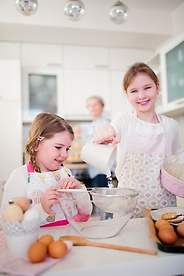 포토 JPG 백인 여자 초등학생 어린이 가족 부활절 실내 요리 미소 상반신 앞모습 세명 주방 앞치마 유치원생 자매 여동생 요리중 언니 국내포토 서양인 학생 기념일 뷰포인트 관계 모션 표정 사람 내부 동생 파일형식