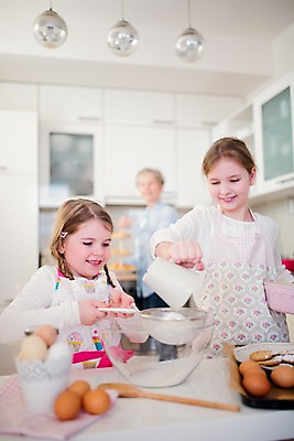 포토 JPG 백인 여자 초등학생 어린이 가족 부활절 실내 요리 미소 상반신 앞모습 세명 주방 앞치마 유치원생 자매 여동생 요리중 언니 국내포토 서양인 학생 기념일 뷰포인트 관계 모션 표정 사람 내부 동생 파일형식