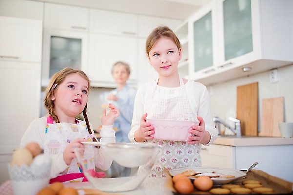 포토 JPG 백인 여자 초등학생 어린이 가족 부활절 실내 요리 상반신 앞모습 세명 주방 앞치마 유치원생 올려보기 자매 여동생 요리중 언니 국내포토 서양인 학생 기념일 뷰포인트 관계 모션 사람 내부 동생 파일형식