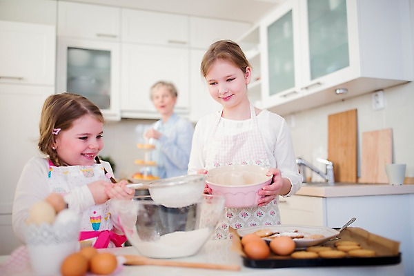 포토 JPG 백인 여자 초등학생 어린이 가족 부활절 실내 요리 미소 상반신 앞모습 세명 주방 앞치마 유치원생 자매 여동생 요리중 언니 국내포토 서양인 학생 기념일 뷰포인트 관계 모션 표정 사람 내부 동생 파일형식