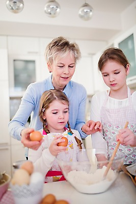 포토 JPG 백인 여자 할머니 초등학생 어린이 손녀 부활절 실내 요리 상반신 성인 앞모습 세명 주방 앞치마 유치원생 60대 요리중 국내포토 서양인 학생 기념일 노년 뷰포인트 모션 사람 내부 손주 파일형식