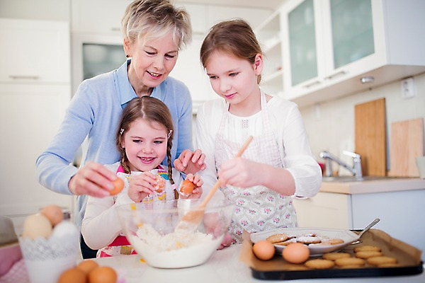 포토 JPG 백인 여자 할머니 초등학생 어린이 손녀 부활절 실내 요리 상반신 성인 앞모습 세명 주방 계란 앞치마 유치원생 60대 요리중 깨짐 국내포토 서양인 학생 기념일 노년 뷰포인트 컨셉 모션 사람 내부 알 손주 파일형식
