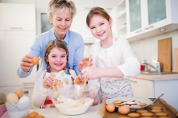포토 JPG 백인 여자 할머니 초등학생 어린이 손녀 부활절 실내 요리 미소 상반신 성인 앞모습 세명 주방 계란 앞치마 유치원생 60대 요리중 국내포토 서양인 학생 기념일 노년 뷰포인트 모션 표정 사람 내부 알 손주 파일형식