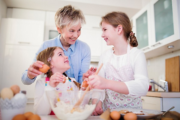 포토 JPG 백인 여자 할머니 초등학생 어린이 손녀 부활절 실내 요리 미소 상반신 성인 앞모습 세명 마주보기 주방 앞치마 유치원생 60대 요리중 국내포토 서양인 학생 기념일 노년 뷰포인트 모션 표정 사람 내부 손주 파일형식