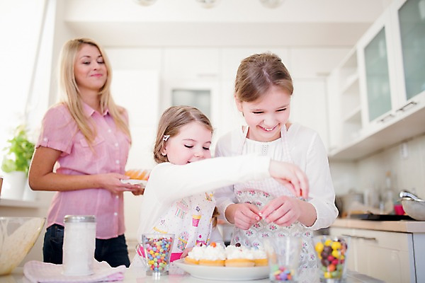 포토 JPG 백인 여자 초등학생 가족 모녀 엄마 부활절 실내 요리 미소 상반신 성인 앞모습 옆모습 장식 세명 30대 주방 앞치마 유치원생 요리중 국내포토 서양인 학생 기념일 딸 어린이 뷰포인트 관계 모션 표정 사람 내부 장년 파일형식