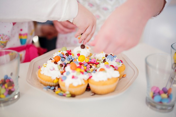 포토 JPG 손 여자 부활절 한손 실내 두명 신체부위 장식 뿌리기 머핀 스프링클 국내포토 기념일 빵 모션 사람 내부 파일형식
