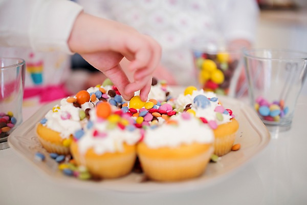 포토 JPG 손 여자 부활절 한손 실내 두명 아웃포커스 신체부위 장식 뿌리기 머핀 스프링클 국내포토 기념일 빵 모션 촬영기법 사람 내부 파일형식
