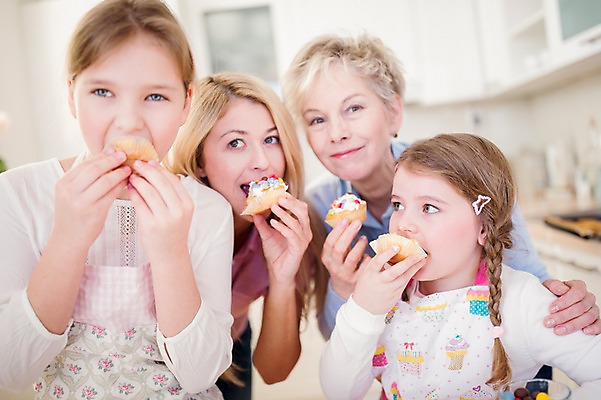 포토 JPG 백인 여자 할머니 초등학생 가족 엄마 부활절 실내 들기 여러명 상반신 성인 앞모습 30대 주방 앞치마 유치원생 60대 먹기 손주 여동생 머핀 언니 국내포토 서양인 학생 기념일 노년 어린이 빵 뷰포인트 다수 관계 모션 사람 내부 장년 자매 동생 파일형식