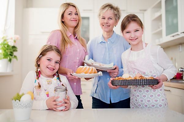 포토 JPG 백인 여자 딸 할머니 초등학생 어린이 빵 가족 엄마 손녀 부활절 실내 미소 들기 여러명 상반신 성인 앞모습 30대 주방 앞치마 유치원생 60대 슈가파우더 국내포토 서양인 학생 기념일 노년 음식 뷰포인트 다수 관계 모션 표정 사람 내부 장년 손주 파일형식