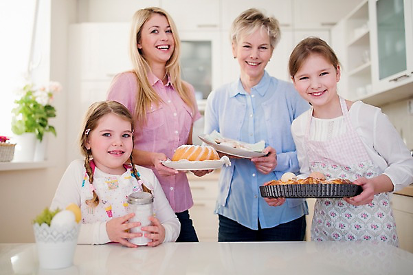포토 JPG 백인 여자 딸 할머니 초등학생 어린이 빵 가족 엄마 손녀 부활절 실내 미소 들기 여러명 상반신 성인 앞모습 30대 주방 앞치마 유치원생 60대 슈가파우더 국내포토 서양인 학생 기념일 노년 음식 뷰포인트 다수 관계 모션 표정 사람 내부 장년 손주 파일형식