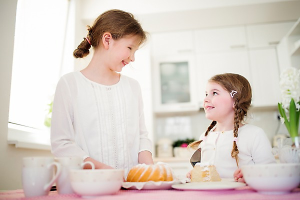 포토 JPG 백인 여자 초등학생 어린이 빵 가족 부활절 실내 미소 상반신 두명 앞모습 마주보기 주방 유치원생 여동생 언니 국내포토 서양인 학생 기념일 음식 뷰포인트 관계 모션 표정 사람 내부 자매 동생 파일형식
