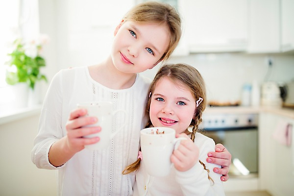 포토 JPG 백인 여자 초등학생 어린이 가족 어깨동무 부활절 실내 미소 들기 상반신 두명 앞모습 주방 유치원생 머그컵 여동생 언니 국내포토 서양인 학생 기념일 뷰포인트 포즈 관계 모션 표정 사람 내부 컵 자매 동생 파일형식