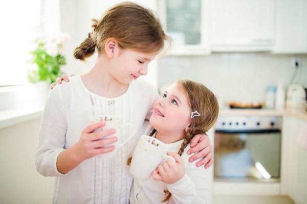 포토 JPG 백인 여자 초등학생 어린이 가족 어깨동무 부활절 실내 미소 들기 상반신 두명 앞모습 마주보기 주방 유치원생 머그컵 여동생 언니 국내포토 서양인 학생 기념일 뷰포인트 포즈 관계 모션 표정 사람 내부 컵 자매 동생 파일형식