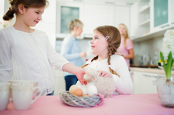 포토 JPG 백인 여자 초등학생 어린이 가족 부활절 실내 미소 상반신 두명 앞모습 아웃포커스 마주보기 주방 계란 유치원생 둥지 여동생 언니 양인형 국내포토 서양인 학생 기념일 인형 뷰포인트 관계 모션 촬영기법 표정 사람 내부 알 자매 동생 파일형식