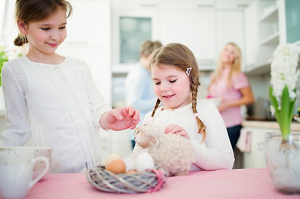 포토 JPG 백인 여자 초등학생 어린이 가족 부활절 실내 미소 상반신 두명 앞모습 아웃포커스 주방 계란 유치원생 둥지 여동생 언니 양인형 쓰다듬기 국내포토 서양인 학생 기념일 인형 뷰포인트 관계 모션 촬영기법 표정 사람 내부 알 자매 동생 파일형식