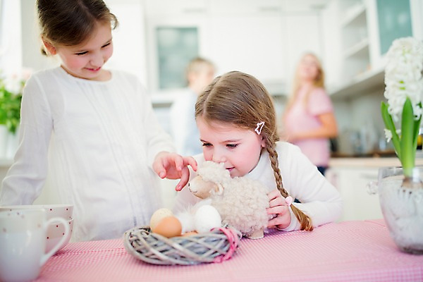 포토 JPG 백인 여자 초등학생 어린이 가족 부활절 실내 상반신 두명 앞모습 아웃포커스 주방 계란 유치원생 둥지 여동생 언니 양인형 국내포토 서양인 학생 기념일 인형 뷰포인트 관계 촬영기법 사람 내부 알 자매 동생 파일형식