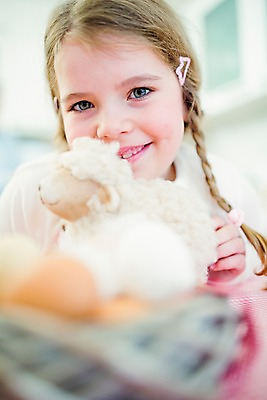 포토 JPG 백인 여자 부활절 실내 한명 미소 들기 상반신 앞모습 아웃포커스 유치원생 양인형 국내포토 서양인 1 기념일 어린이 인형 뷰포인트 모션 촬영기법 표정 사람 내부 파일형식