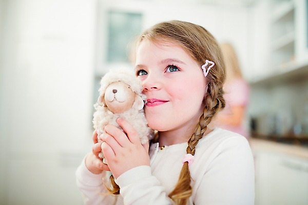 포토 JPG 백인 여자 부활절 실내 한명 미소 들기 상반신 앞모습 아웃포커스 유치원생 양인형 국내포토 서양인 1 기념일 어린이 인형 뷰포인트 모션 촬영기법 표정 사람 내부 파일형식