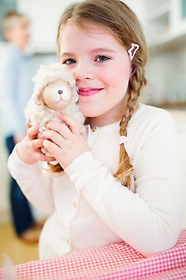 포토 JPG 백인 여자 부활절 실내 한명 미소 들기 상반신 앞모습 아웃포커스 유치원생 양인형 국내포토 서양인 1 기념일 어린이 인형 뷰포인트 모션 촬영기법 표정 사람 내부 파일형식