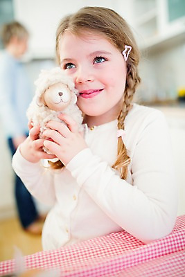 포토 JPG 백인 여자 부활절 실내 한명 미소 들기 상반신 앞모습 아웃포커스 유치원생 양인형 국내포토 서양인 1 기념일 어린이 인형 뷰포인트 모션 촬영기법 표정 사람 내부 파일형식