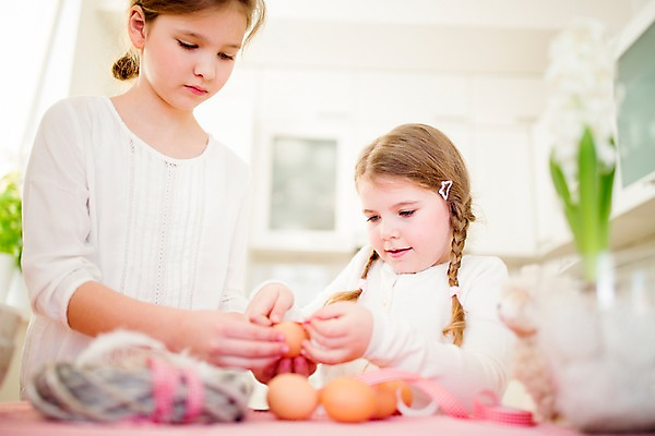 포토 JPG 백인 여자 초등학생 어린이 가족 부활절 실내 들기 상반신 두명 앞모습 주방 계란 유치원생 여동생 언니 국내포토 서양인 학생 기념일 뷰포인트 관계 모션 사람 내부 알 자매 동생 파일형식