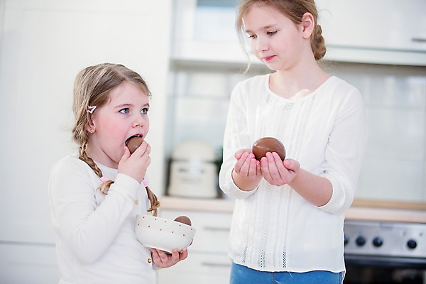 포토 JPG 백인 그릇 여자 초등학생 어린이 가족 실내 들기 상반신 두명 앞모습 옆모습 주방 초콜릿 유치원생 먹기 부활절계란 여동생 언니 국내포토 서양인 학생 식기 뷰포인트 관계 모션 디저트 부활절 사람 내부 계란 자매 동생 파일형식