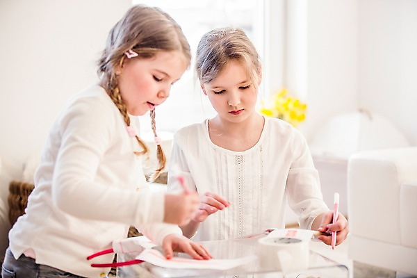 포토 JPG 백인 여자 초등학생 어린이 가족 부활절 실내 앉기 상반신 두명 앞모습 옆모습 유치원생 색칠 그림 토끼머리띠 여동생 언니 국내포토 서양인 학생 기념일 뷰포인트 관계 모션 사람 내부 머리띠 자매 동생 파일형식