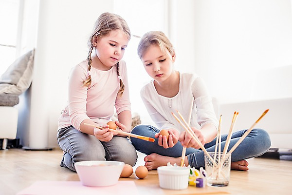 포토 JPG 전신 백인 여자 초등학생 가족 실내 들기 두명 앞모습 유치원생 붓 색칠 무릎꿇기 부활절계란 가부좌 여동생 언니 국내포토 서양인 학생 어린이 뷰포인트 관계 모션 부활절 사람 앉기 내부 계란 자매 동생 파일형식