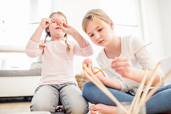 포토 JPG 전신 백인 여자 초등학생 가족 실내 들기 두명 앞모습 유치원생 붓 색칠 무릎꿇기 부활절계란 가부좌 여동생 언니 국내포토 서양인 학생 어린이 뷰포인트 관계 모션 부활절 사람 앉기 내부 계란 자매 동생 파일형식