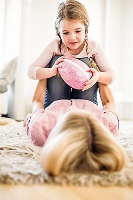 포토 JPG 백인 여자 엎드리기 실내 들기 상반신 성인 두명 앞모습 30대 눕기 유치원생 부활절계란 비행기놀이 국내포토 서양인 어린이 뷰포인트 모션 놀이 부활절 사람 내부 장년 계란 파일형식