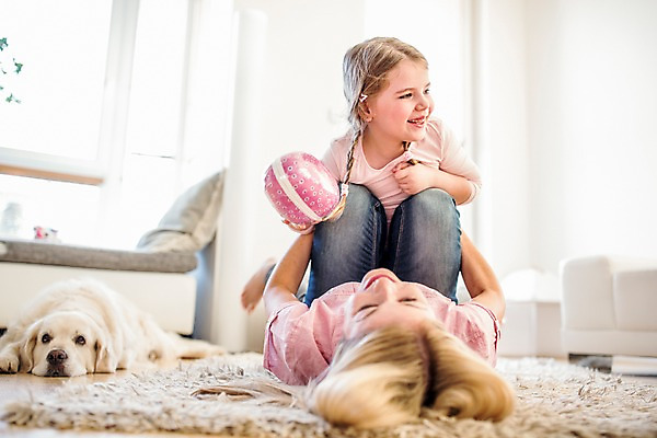 포토 JPG 백인 여자 엎드리기 실내 들기 상반신 성인 두명 앞모습 30대 눕기 유치원생 부활절계란 비행기놀이 국내포토 서양인 어린이 뷰포인트 모션 놀이 부활절 사람 내부 장년 계란 파일형식