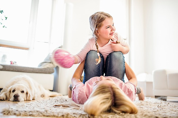 포토 JPG 백인 여자 엎드리기 실내 들기 상반신 성인 두명 앞모습 30대 눕기 유치원생 부활절계란 비행기놀이 국내포토 서양인 어린이 뷰포인트 모션 놀이 부활절 사람 내부 장년 계란 파일형식