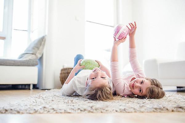 포토 JPG 백인 여자 초등학생 가족 실내 미소 들기 상반신 두명 눕기 카펫 유치원생 부활절계란 여동생 언니 국내포토 서양인 학생 어린이 관계 모션 부활절 표정 사람 내부 계란 자매 동생 파일형식
