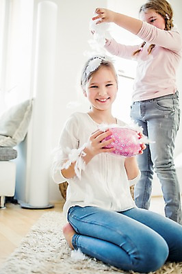 포토 JPG 전신 백인 여자 초등학생 가족 실내 서기 미소 들기 앉기 상반신 두명 앞모습 유치원생 무릎꿇기 뿌리기 깃털 부활절계란 여동생 언니 국내포토 서양인 학생 어린이 뷰포인트 관계 모션 부활절 표정 사람 내부 계란 자매 동생 파일형식