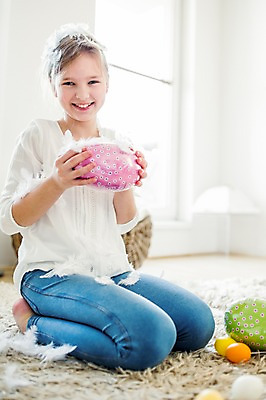 포토 JPG 백인 여자 초등학생 어린이 맨발 실내 한명 미소 들기 상반신 앞모습 깃털 부활절계란 국내포토 서양인 1 학생 뷰포인트 모션 발 부활절 표정 사람 내부 계란 파일형식