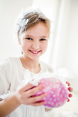 포토 JPG 백인 여자 초등학생 어린이 실내 한명 미소 들기 상반신 앞모습 깃털 부활절계란 국내포토 서양인 1 학생 뷰포인트 모션 부활절 표정 사람 내부 계란 파일형식