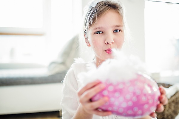포토 JPG 백인 여자 초등학생 어린이 실내 한명 들기 상반신 앞모습 불기 깃털 부활절계란 국내포토 서양인 1 학생 뷰포인트 모션 부활절 사람 내부 계란 파일형식