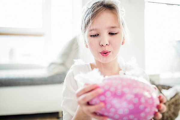 포토 JPG 백인 여자 초등학생 어린이 실내 한명 들기 상반신 앞모습 불기 깃털 부활절계란 국내포토 서양인 1 학생 뷰포인트 모션 부활절 사람 내부 계란 파일형식