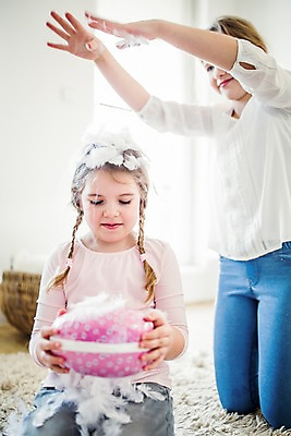 포토 JPG 백인 여자 초등학생 어린이 실내 들기 앉기 상반신 두명 앞모습 옆모습 유치원생 무릎꿇기 뿌리기 깃털 부활절계란 국내포토 서양인 학생 뷰포인트 모션 부활절 사람 내부 계란 파일형식
