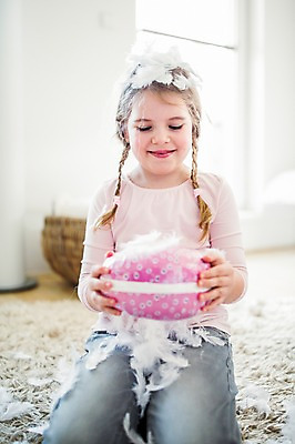 포토 JPG 백인 여자 실내 한명 들기 앉기 상반신 앞모습 유치원생 무릎꿇기 깃털 부활절계란 국내포토 서양인 1 어린이 뷰포인트 모션 부활절 사람 내부 계란 파일형식